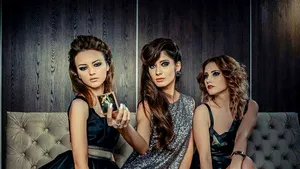 GALERIE FOTO Rochiile din catifea şi cele cu paiete, ţinutele ideale pentru Revelion