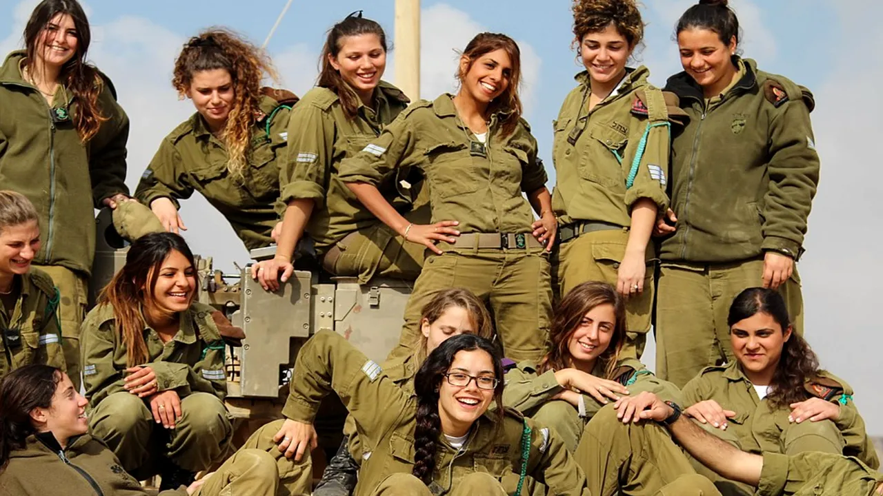 Tinerele israelience pleacă la războiul din Gaza, cu moralul ridicat. În Israel, femeile sunt obligate să-şi apere ţara 