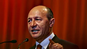 Băsescu: Tandemuri între oameni de afaceri, politicieni, patroni media denigrează instituţii