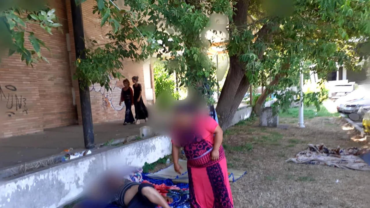 FOTO Persoane ridicate de poliţişti, după ce au campat cu pături şi perne, în spatele Teatrului de Vară din Mamaia