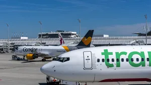 A murit bărbatul din cauza mirosului căruia un avion a aterizat de urgenţă. Afecţiunea de care suferea