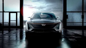 VIDEO | Cadillac intră în luptă cu Tesla. SUV-ul are o autonomie de 500 de kilometri cu o baterie care se încarcă rapid