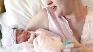 Supravieţuitorii Covid-19. O mămică luptătoare: îşi legănă copilul după ce a născut în comă