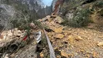 Trei locuințe au rămas izolate în urma unei alunecări de teren în județul Vaslui. Drumul de acces în localitate a fost afectat