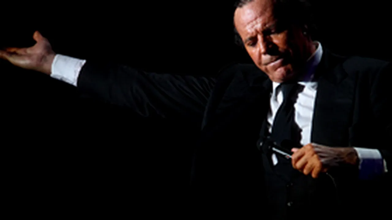 Julio Iglesias revine în România pentru trei concerte