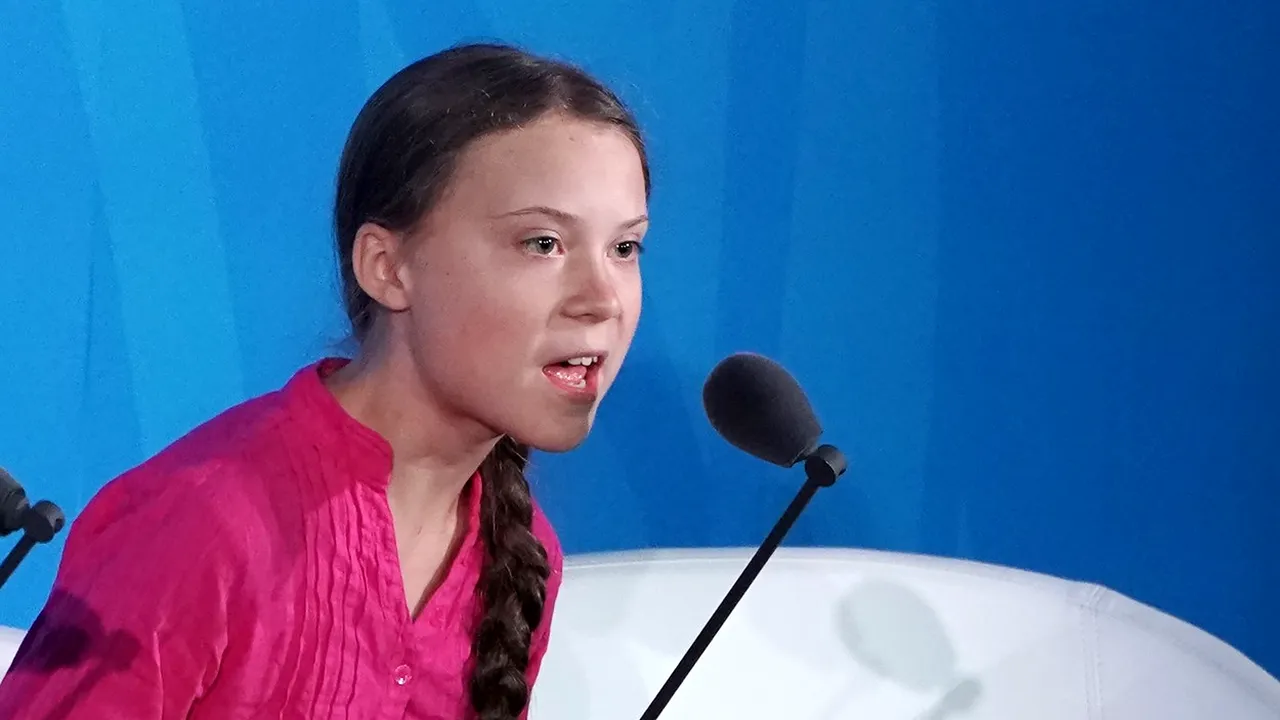 Greta Thunberg şi-a schimbat biografia de pe Twitter după un comentariu răutăcios al lui Donald Trump