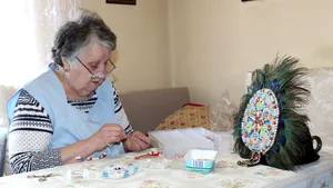 O fostă contabilă din Sibiu confecţionează celebra „peană” a Junilor