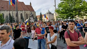 PROTESTE în mai multe oraşe din ţară faţă de modificarea codurilor penale şi guvernanţi | GALERIE FOTO, VIDEO