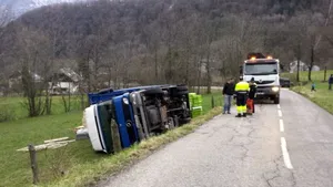 Un camion din România s-a răsturnat în Franţa. Şoferul a explicat că GPS-ul l-a adus pe drumul îngust 