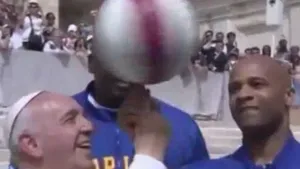 Papa Francisc a învăţat să învârtă mingea de baschet pe deget - FOTO, VIDEO