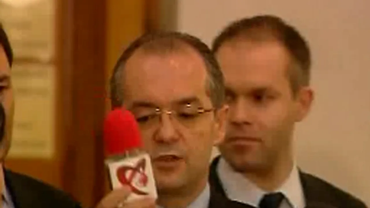 Boc atacă Antena 3 şi Realitatea TV, luând microfonul reporterului Realităţii - VIDEO