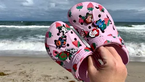 9 moduri prin care Jibbitz personalizează orice pereche de Crocs (P)