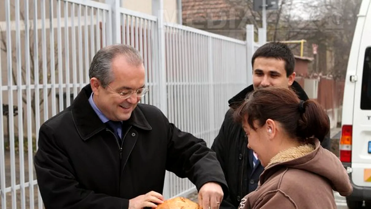 Boc, întâmpinat cu ţuică, pâine şi sare de locuitorii unei străzi care a fost modernizată - FOTO
