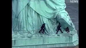 VIDEO O femeie a fost reţinută după ce a escaladat Statuia Libertăţii 