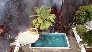 VIDEO Erupţia vulcanului din La Palma. Lava a distrus o piscină, imagini surprinse cu drona