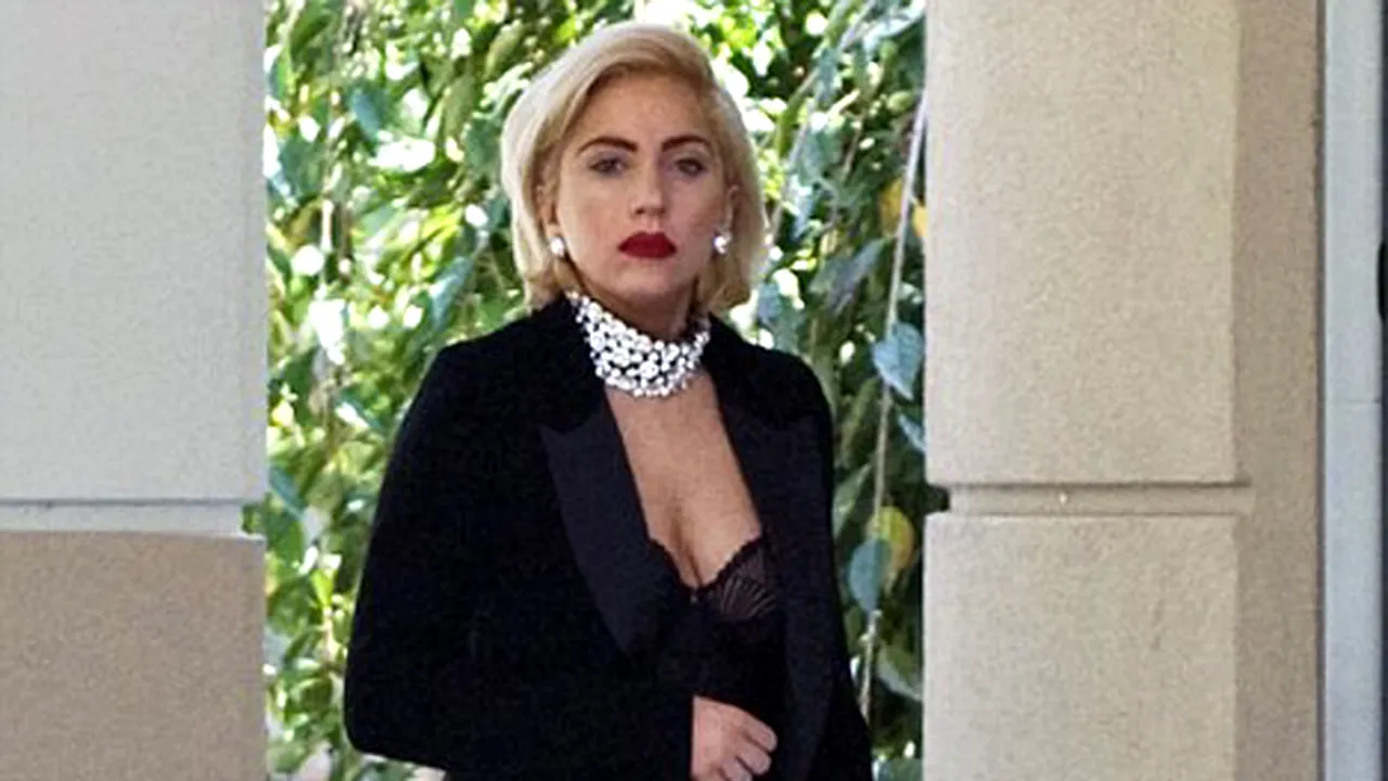Lady Gaga a vizitat un azil de bătrâni arătând ca Hillary Clinton