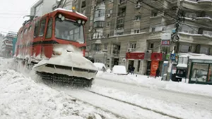 Autorităţile sectorului 3 trec la deszăpezirea manuală a străduţelor