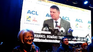 Sibiu: Imagini cu Iohannis cântând imnul, proiectate pe un ecran, în deschiderea Târgului de Crăciun - GALERIE FOTO