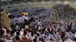 A început pelerinajul credincioşilor musulmani la Muntele Arafat. Ce semnificaţie are zona

