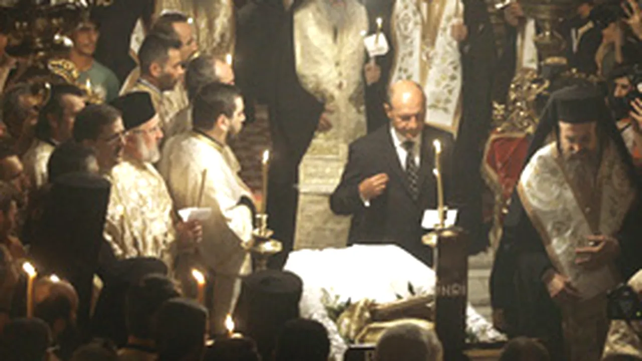 Pelerinajul la catafalcul Patriarhului Teoctist continuă (VIDEO)