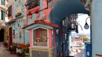 Orașul din Italia unde ceramica a cucerit fiecare stradă. Pereții sunt plini de farfurii și plăci colorate