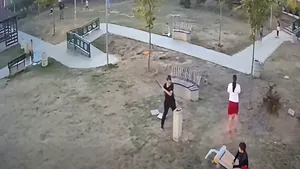 Un tânăr care distruge mobilierul din parc, filmat în Bistrița. Primarul încearcă să-l găsească pe el și prietenii lui