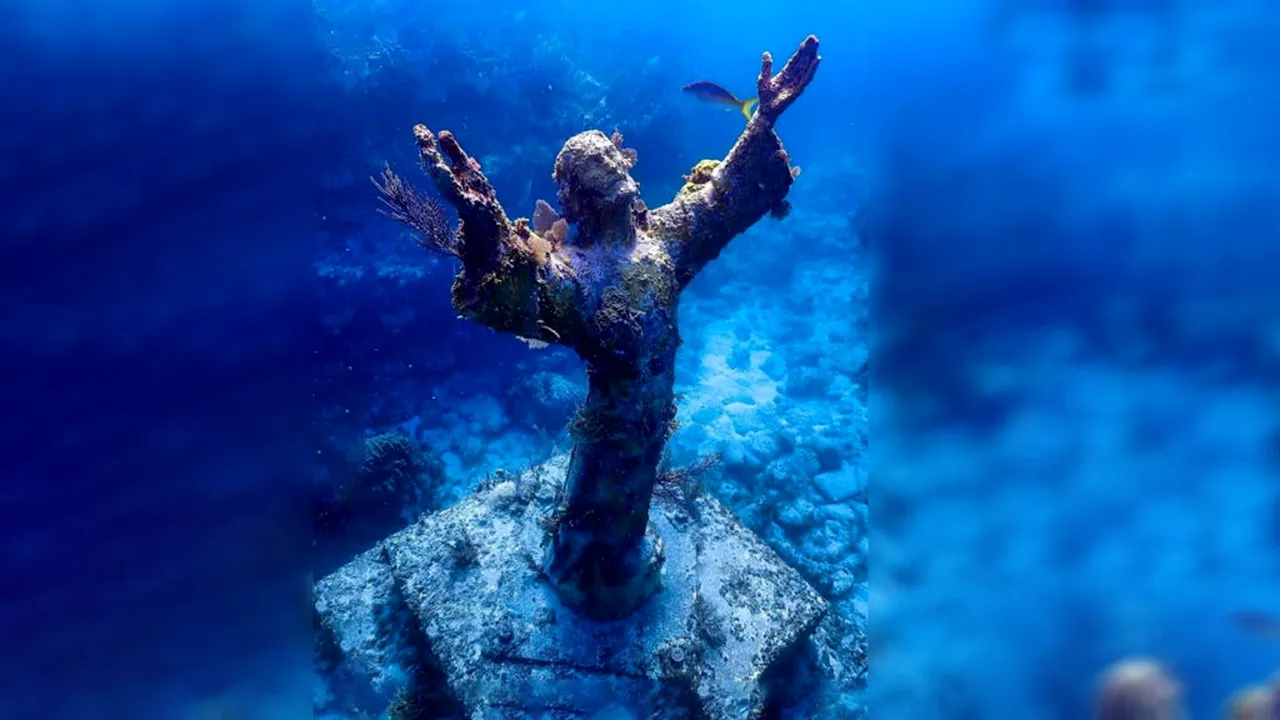 Statuia subacvatică a lui Hristos din Portofino, curățată de italieni