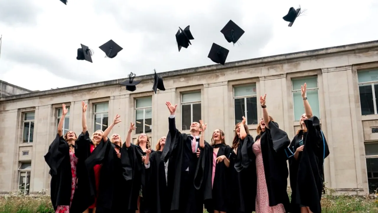 Anglia pregătește o schimbare majoră pentru admiterea la facultate. Mii de tineri ar putea pierde accesul la creditele pentru studii