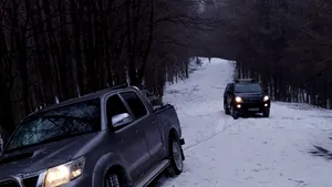 Culmea şofatului: Să rămâi blocat cu maşina pe un drum care era închis circulaţiei de peste o lună