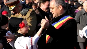 1 DECEMBRIE la Cluj: Peste 5.000 persoane, la manifestările de Ziua Naţională. Boc şi Uioreanu au dansat Hora Unirii - FOTO