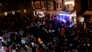 Gest emoţionant de Crăciun: Mii de oameni au cântat colinde pentru o fetiţă bolnavă de leucemie - VIDEO