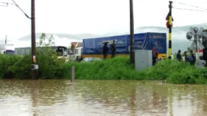 Vâlcea: Inundaţii în 13 localităţi în urma precipitaţiilor din ultimele trei zile