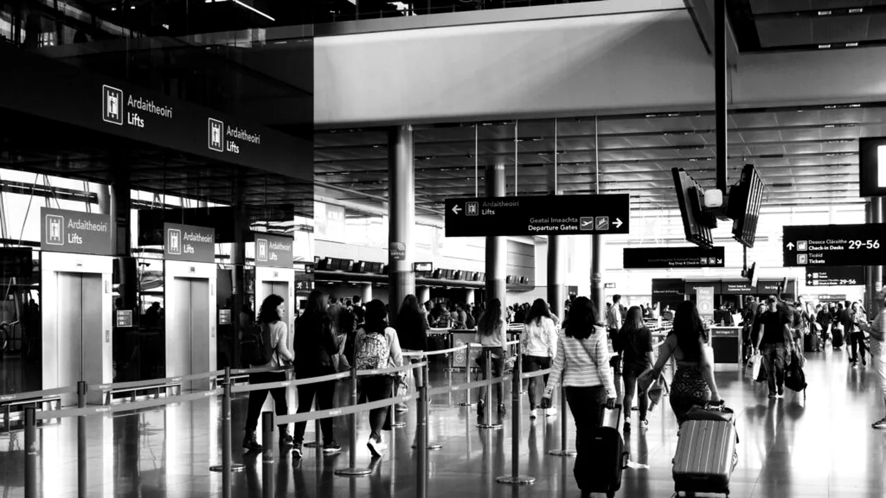 Amenințat cu poliția pentru un bagaj de mână. Un pasager Wizz Air a plătit 73 de euro, deși bagajul încăpea sub scaun