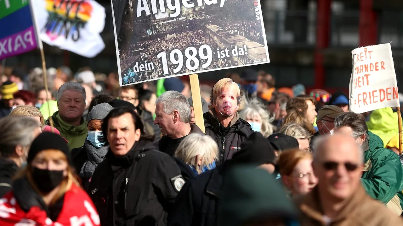 Sute de persoane, reţinute la Berlin în cursul protestelor faţă de restricţii. Un protestatar a murit