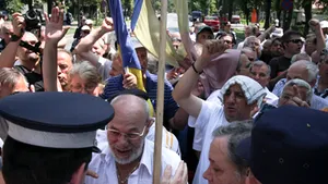 Zeci de revoluţionari au blocat Şoseaua Kiseleff
