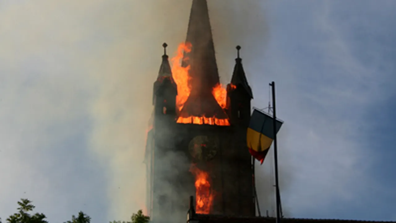Trei copii, vinovaţi de incendiul care a devastat Biserica Evanghelică din Bistriţa