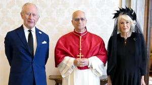 Regele Charles la Vatican. Un moment istoric pentru relațiile dintre Biserica Anglicană și cea Catolică. A devenit primul monarh britanic care s-a rugat alături de un papă în ultimii 500 de ani