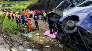 Accident cumplit, cu cel puţin 16 morţi, în Brazilia. Un autobuz cu pasageri s-a prăbuşit de pe un viaduct de 20 metri înălţime