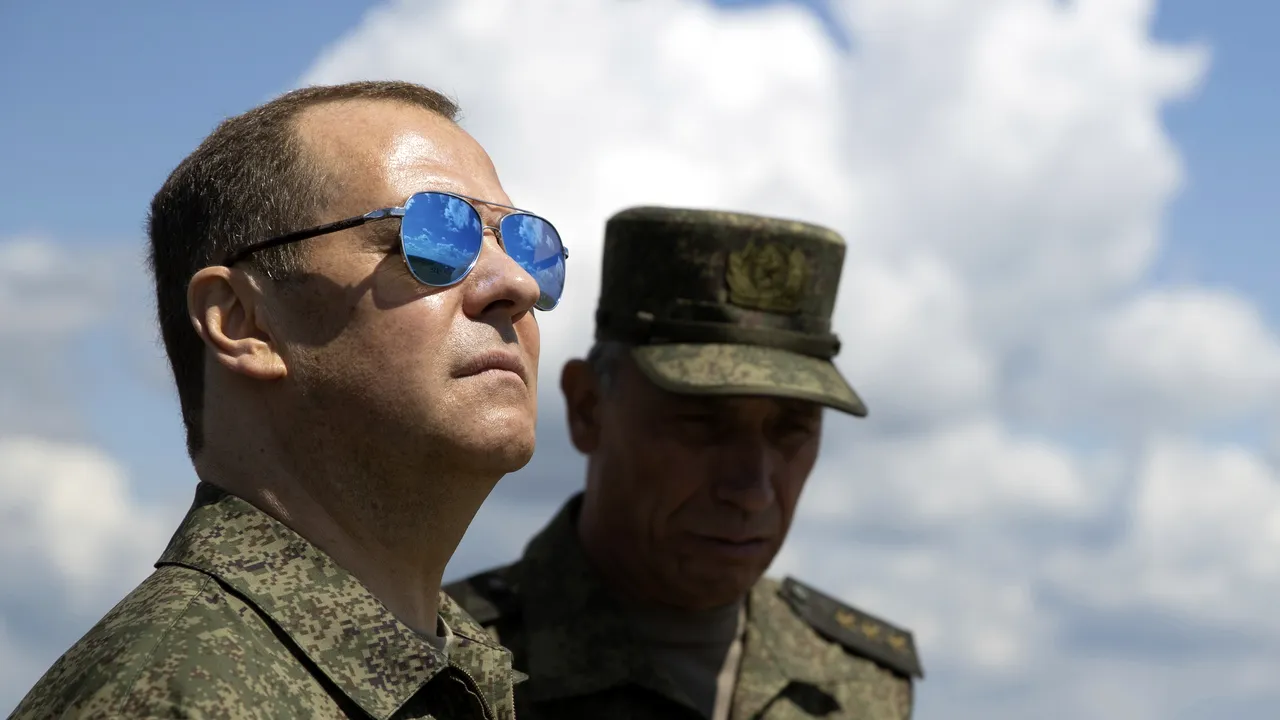 Medvedev ameninţă din nou cu un război nuclear. El susţine că vor fi atacate SUA, Germania şi Marea Britanie dacă Rusia este împinsă la graniţele din 1991