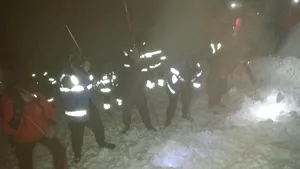 Trei salvamontişti din Suceava, care încercau să urce tricolorul în Munţii Călimani, surprinşi de avalanşă: Bărbatul care a dat alarma, salvat. O femeie a fost găsită moartă / Căutările pentru cel de-al treilea salvamontist nu se reiau  | FOTO