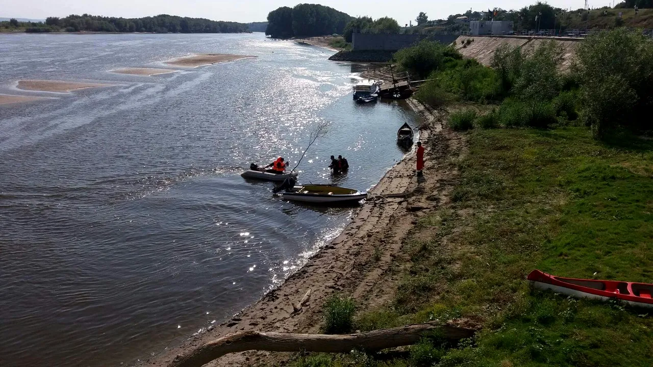 O adolescentă şi un bărbat care sărise să o salveze s-au înecat în Dunăre, pe braţul Borcea