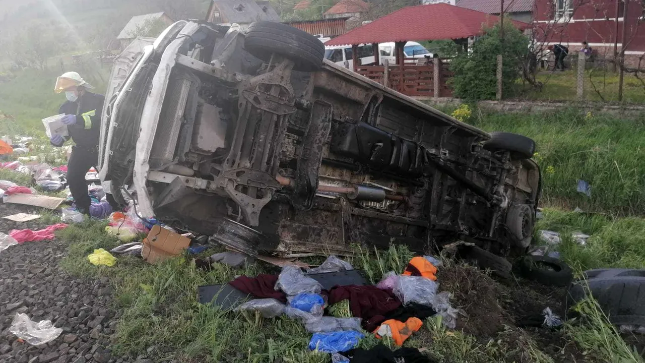 FOTO Accident feroviar în Cluj. O dubă a fost lovită de un tren de pasageri