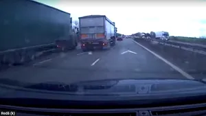 VIDEO. Momentul în care o bucată de gheaţă se desprinde de pe capota unui TIR şi trece prin parbrizul unei maşini