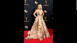 Premiile Emmy: Culorile îndrăzneţe şi rochiile decupate subtil au făcut senzaţie pe covorul roşu - GALERIE FOTO