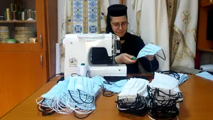 Măicuţele din Galaţi şi Brăila confecţionează măşti pe care le oferă credincioşilor şi spitalelor