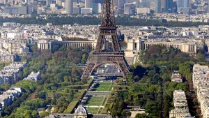 Canicula închide simbolurile Europei. Turnul Eiffel și Luvrul, cu porțile închise