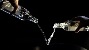 Grupare de contrabandişti cu alcool care a provocat un prejudiciu de 2,7 milioane euro, destructurată