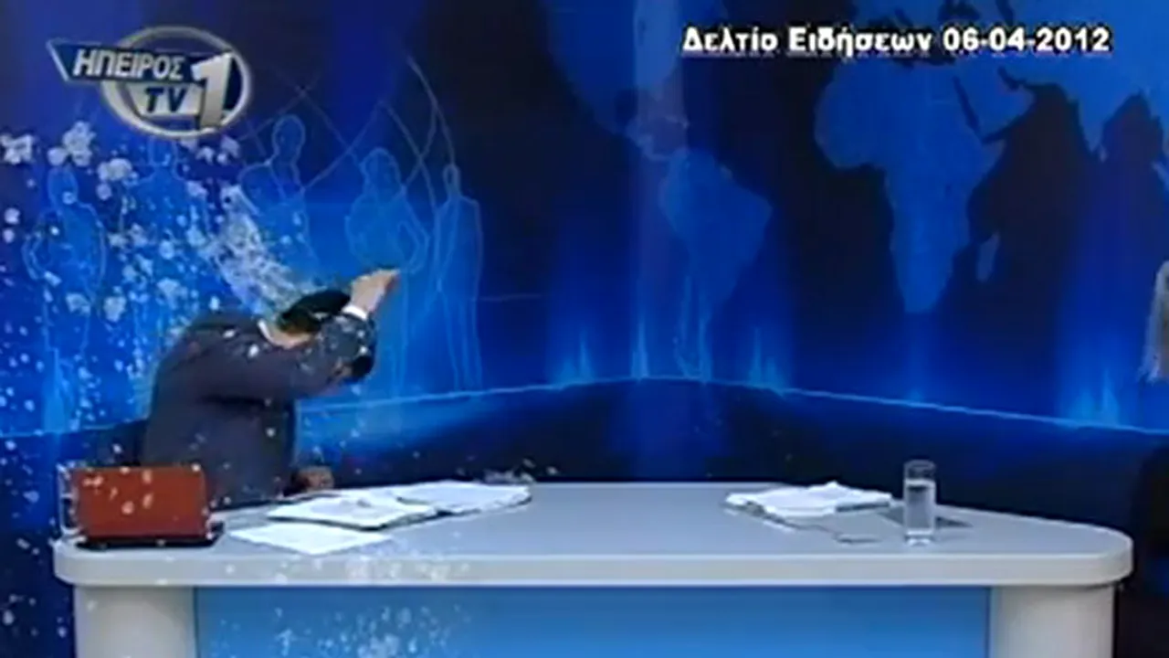 Jurnalist grec, atacat cu ouă şi iaurt în timpul unei emisiuni - VIDEO