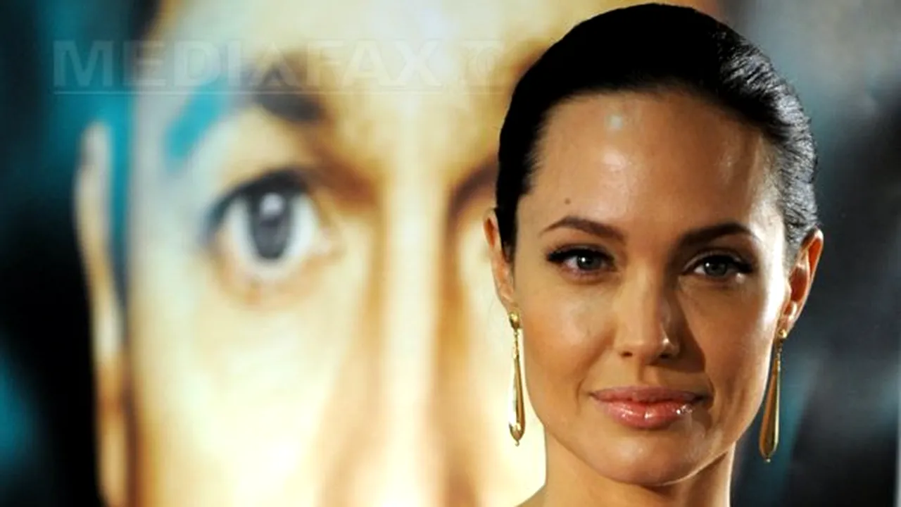 O poză cu Angelina Jolie topless alături de un cal alb, scoasă la licitaţie - FOTO