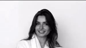 Modelul Andreea Diaconu, pe coperta celui mai recent număr al ediţiei americane a revistei Vogue - FOTO, VIDEO